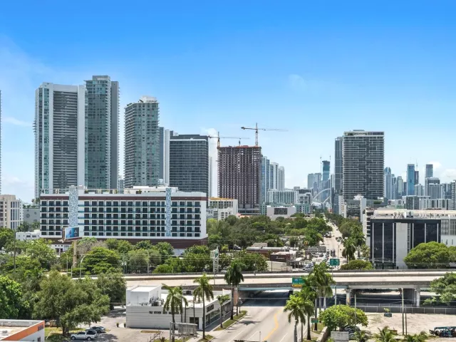1-bedroom condo for sale in Miami - 3900 Biscayne Boulevard S-910 - MondialRealty