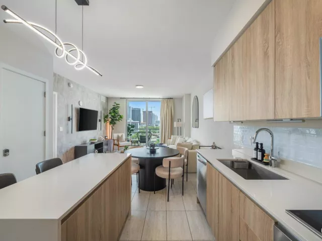 1-bedroom condo for sale in Miami - 3900 Biscayne Boulevard S-910 - MondialRealty