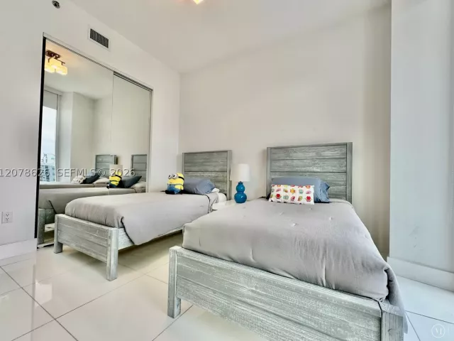 2-bedroom condo for rent in Sunny Isles Beach - 15811 Collins Ave 1605 - MondialRealty