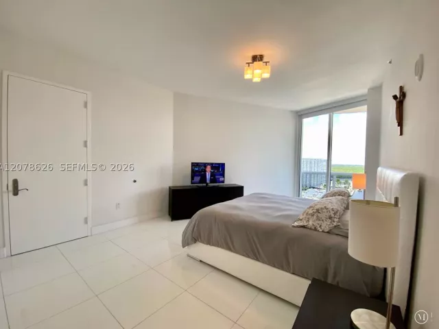 2-bedroom condo for rent in Sunny Isles Beach - 15811 Collins Ave 1605 - MondialRealty