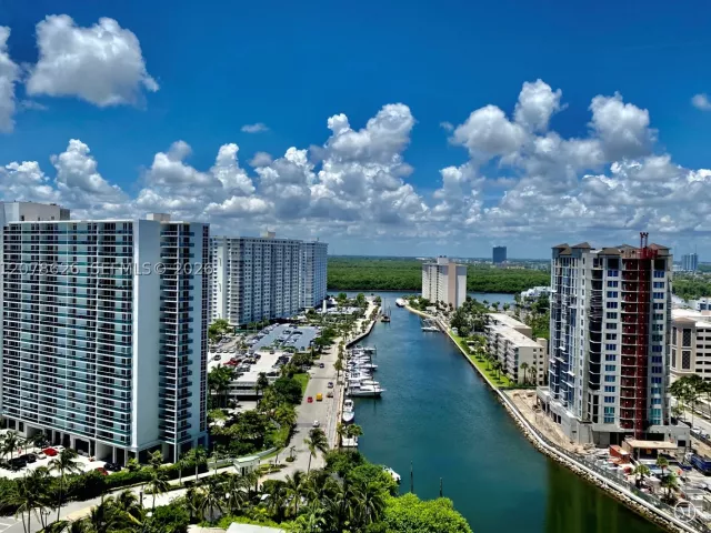 2-bedroom condo for rent in Sunny Isles Beach - 15811 Collins Ave 1605 - MondialRealty