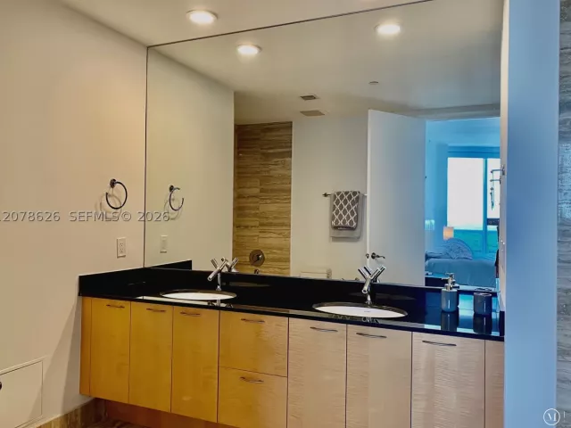 2-bedroom condo for rent in Sunny Isles Beach - 15811 Collins Ave 1605 - MondialRealty