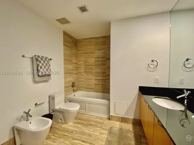 2-bedroom condo for rent in Sunny Isles Beach - 15811 Collins Ave 1605 - MondialRealty