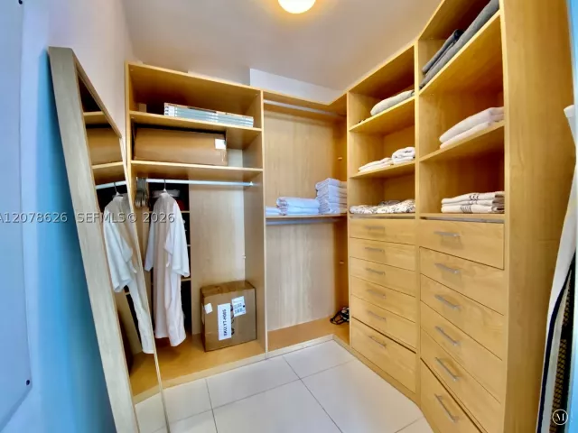 2-bedroom condo for rent in Sunny Isles Beach - 15811 Collins Ave 1605 - MondialRealty