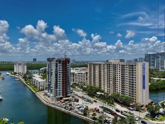 2-bedroom condo for rent in Sunny Isles Beach - 15811 Collins Ave 1605 - MondialRealty