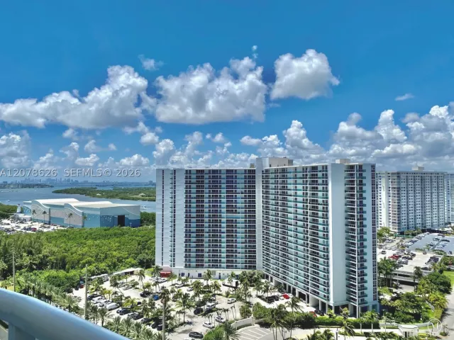 2-bedroom condo for rent in Sunny Isles Beach - 15811 Collins Ave 1605 - MondialRealty