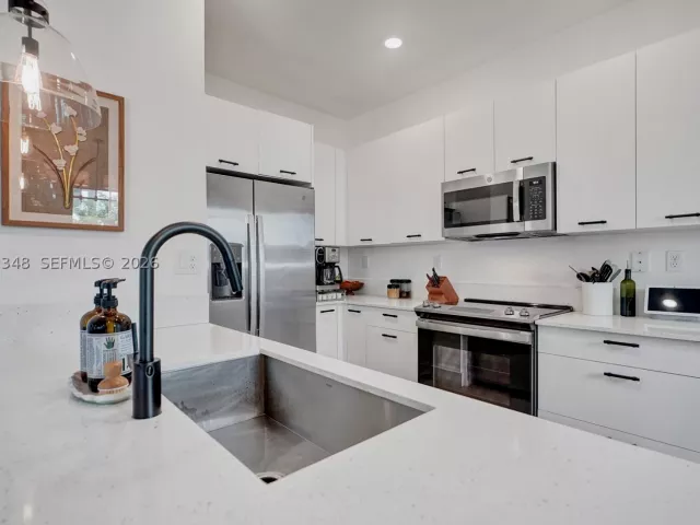 3-bedroom home for sale in Doral - 8166 NW 42nd St - MondialRealty