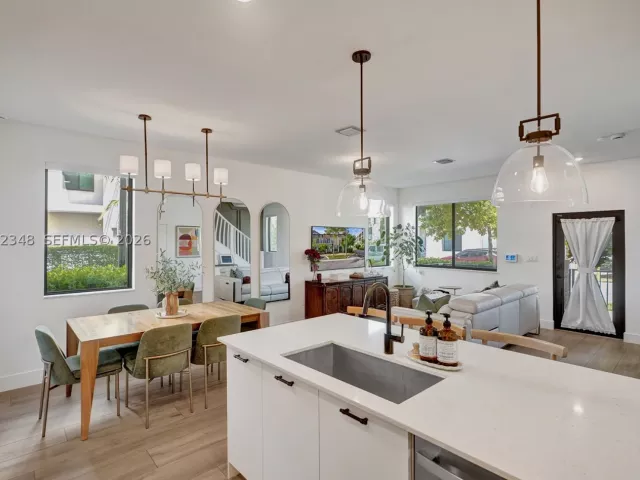 3-bedroom home for sale in Doral - 8166 NW 42nd St - MondialRealty