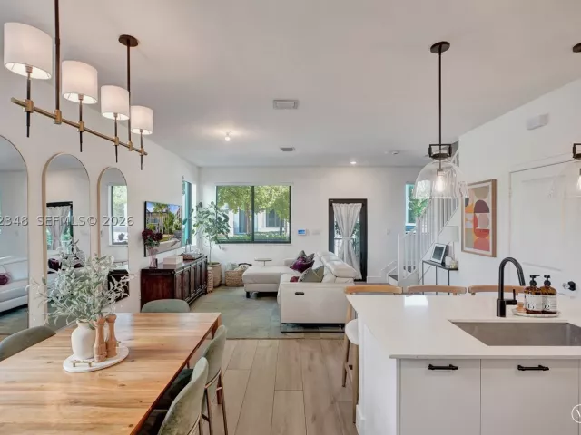 3-bedroom home for sale in Doral - 8166 NW 42nd St - MondialRealty