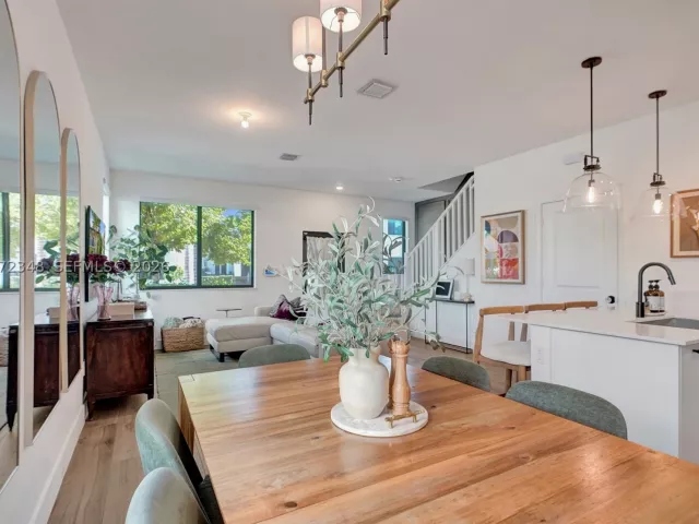3-bedroom home for sale in Doral - 8166 NW 42nd St - MondialRealty