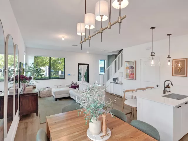 3-bedroom home for sale in Doral - 8166 NW 42nd St - MondialRealty