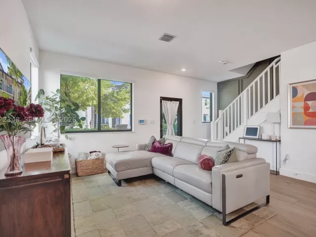 3-bedroom home for sale in Doral - 8166 NW 42nd St - MondialRealty