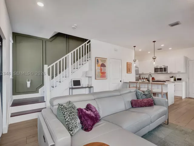 3-bedroom home for sale in Doral - 8166 NW 42nd St - MondialRealty