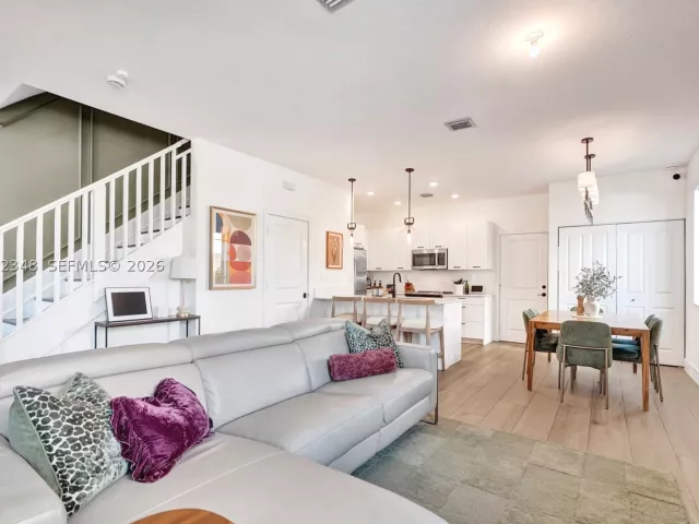 3-bedroom home for sale in Doral - 8166 NW 42nd St - MondialRealty