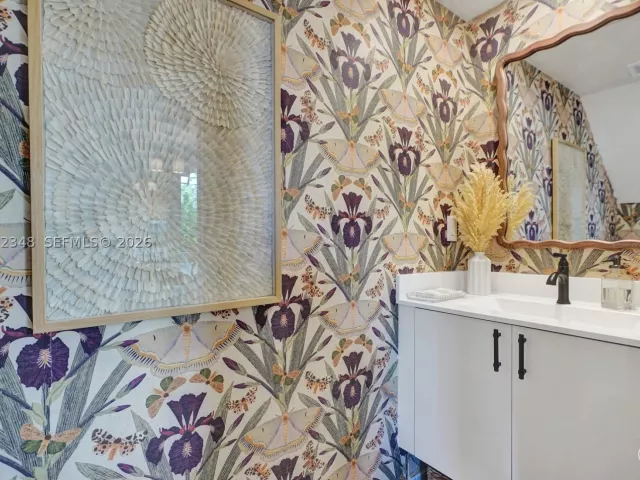 3-bedroom home for sale in Doral - 8166 NW 42nd St - MondialRealty