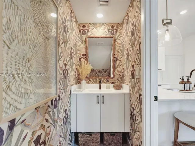 3-bedroom home for sale in Doral - 8166 NW 42nd St - MondialRealty