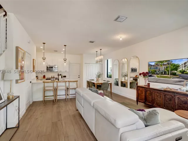 3-bedroom home for sale in Doral - 8166 NW 42nd St - MondialRealty