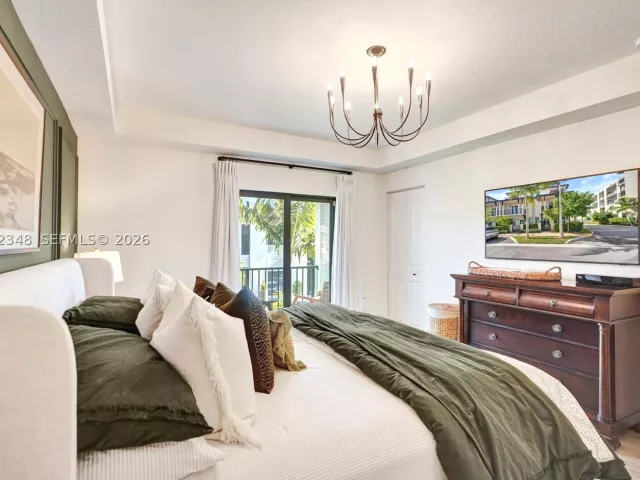 3-bedroom home for sale in Doral - 8166 NW 42nd St - MondialRealty