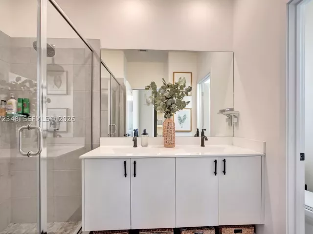 3-bedroom home for sale in Doral - 8166 NW 42nd St - MondialRealty