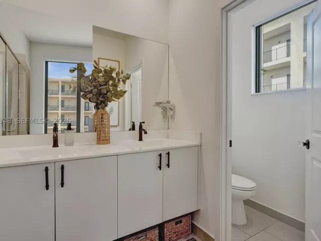 3-bedroom home for sale in Doral - 8166 NW 42nd St - MondialRealty