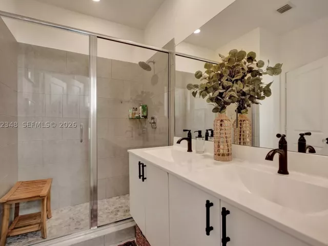 3-bedroom home for sale in Doral - 8166 NW 42nd St - MondialRealty