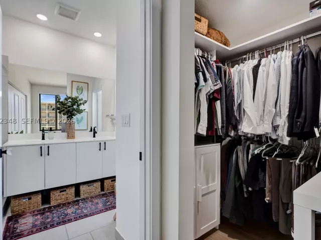 3-bedroom home for sale in Doral - 8166 NW 42nd St - MondialRealty