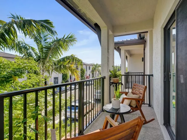 3-bedroom home for sale in Doral - 8166 NW 42nd St - MondialRealty