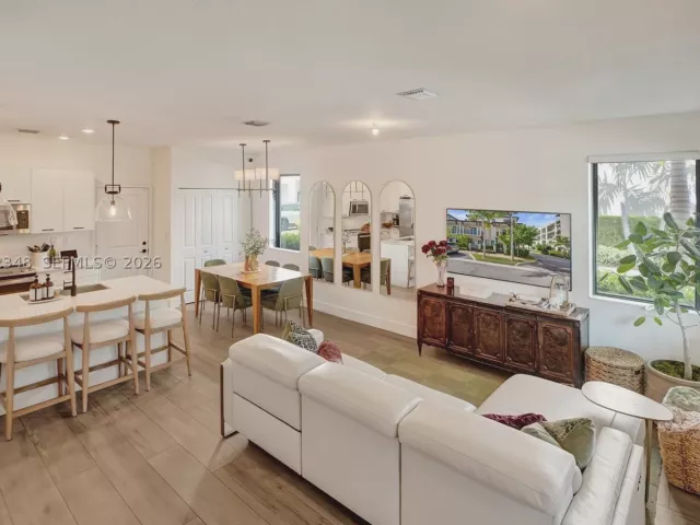 3-bedroom home for sale in Doral - 8166 NW 42nd St - MondialRealty