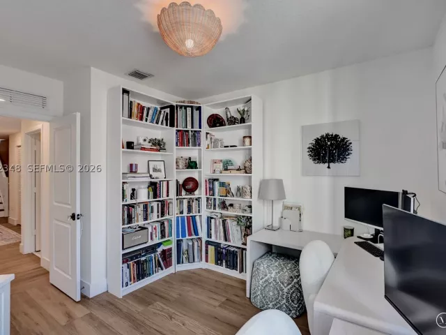 3-bedroom home for sale in Doral - 8166 NW 42nd St - MondialRealty