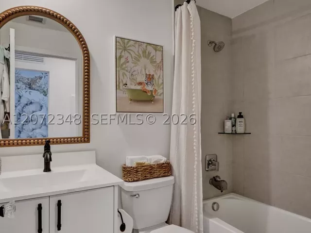 3-bedroom home for sale in Doral - 8166 NW 42nd St - MondialRealty