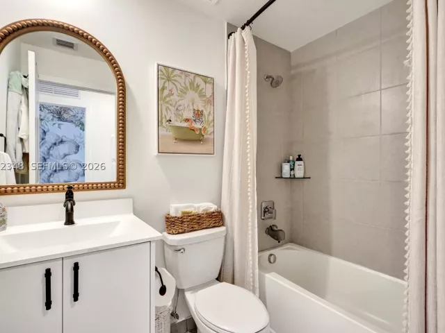 3-bedroom home for sale in Doral - 8166 NW 42nd St - MondialRealty
