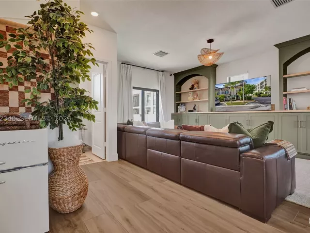 3-bedroom home for sale in Doral - 8166 NW 42nd St - MondialRealty