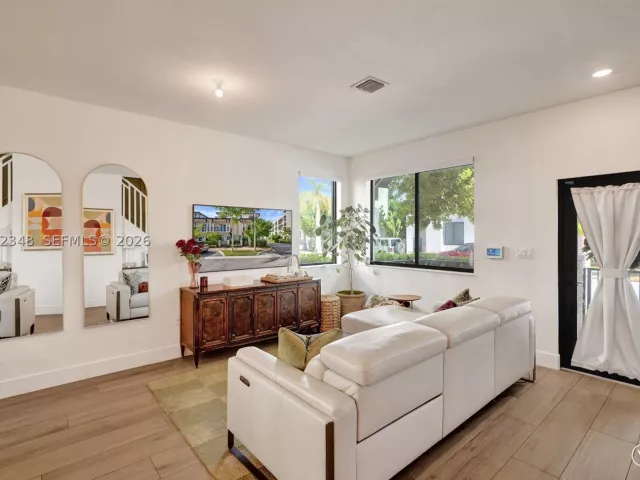 3-bedroom home for sale in Doral - 8166 NW 42nd St - MondialRealty