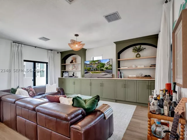 3-bedroom home for sale in Doral - 8166 NW 42nd St - MondialRealty