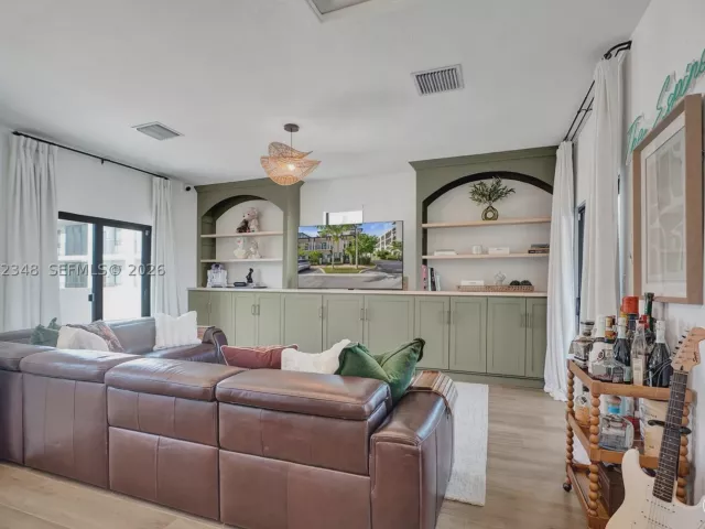 3-bedroom home for sale in Doral - 8166 NW 42nd St - MondialRealty