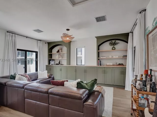 3-bedroom home for sale in Doral - 8166 NW 42nd St - MondialRealty