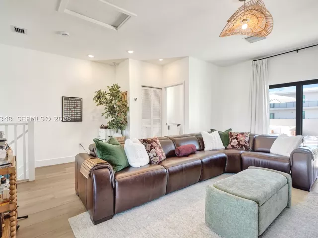 3-bedroom home for sale in Doral - 8166 NW 42nd St - MondialRealty
