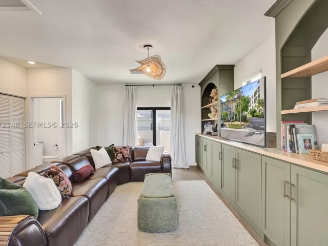 3-bedroom home for sale in Doral - 8166 NW 42nd St - MondialRealty