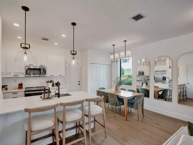 3-bedroom home for sale in Doral - 8166 NW 42nd St - MondialRealty