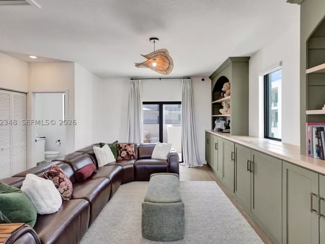 3-bedroom home for sale in Doral - 8166 NW 42nd St - MondialRealty