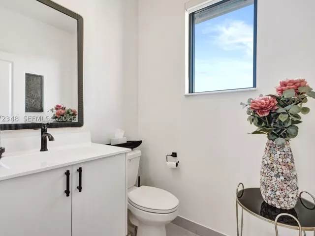 3-bedroom home for sale in Doral - 8166 NW 42nd St - MondialRealty