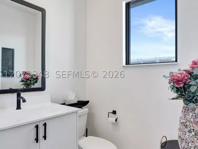 3-bedroom home for sale in Doral - 8166 NW 42nd St - MondialRealty