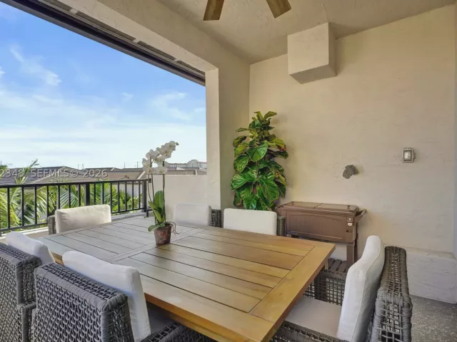 3-bedroom home for sale in Doral - 8166 NW 42nd St - MondialRealty