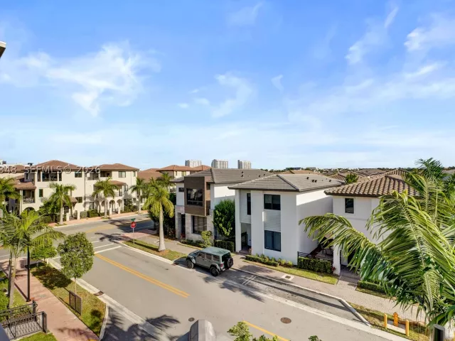 3-bedroom home for sale in Doral - 8166 NW 42nd St - MondialRealty