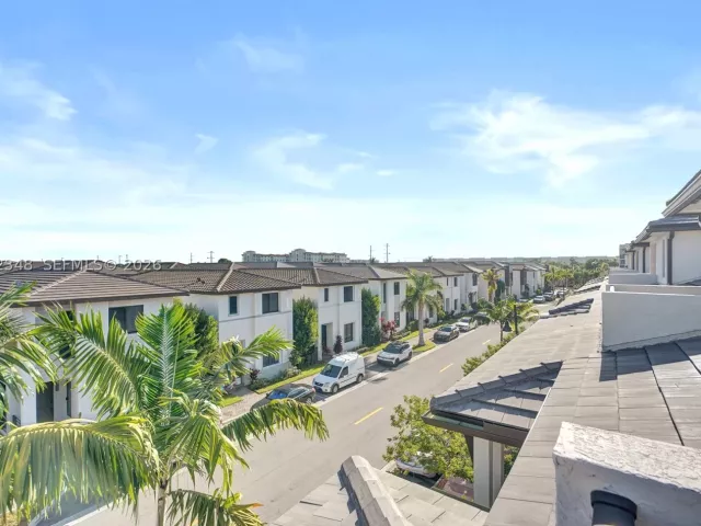 3-bedroom home for sale in Doral - 8166 NW 42nd St - MondialRealty