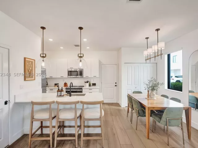 3-bedroom home for sale in Doral - 8166 NW 42nd St - MondialRealty