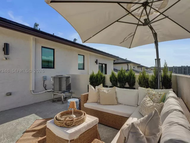 3-bedroom home for sale in Doral - 8166 NW 42nd St - MondialRealty
