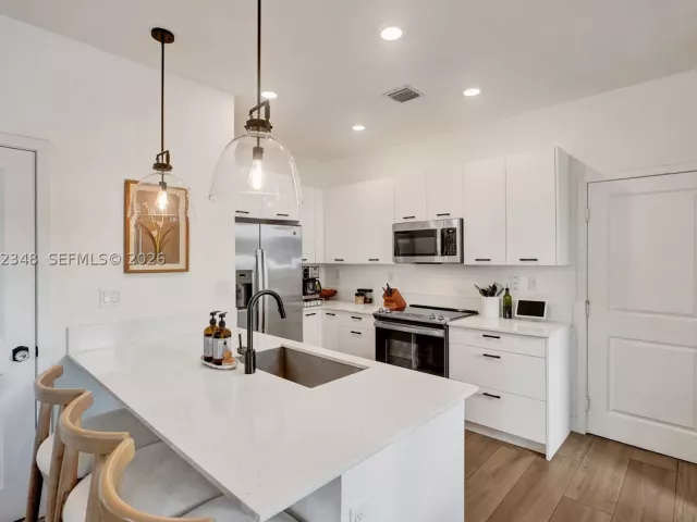 3-bedroom home for sale in Doral - 8166 NW 42nd St - MondialRealty