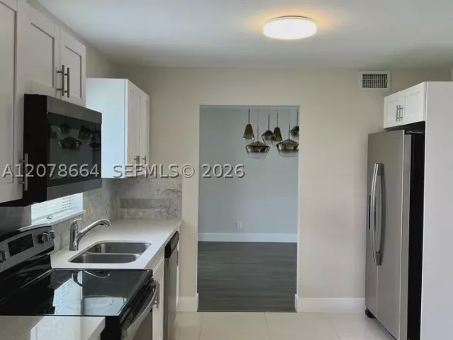 2-bedroom home for rent in Fort Lauderdale - 1931 NE 55th Ct - MondialRealty