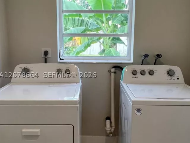 2-bedroom home for rent in Fort Lauderdale - 1931 NE 55th Ct - MondialRealty